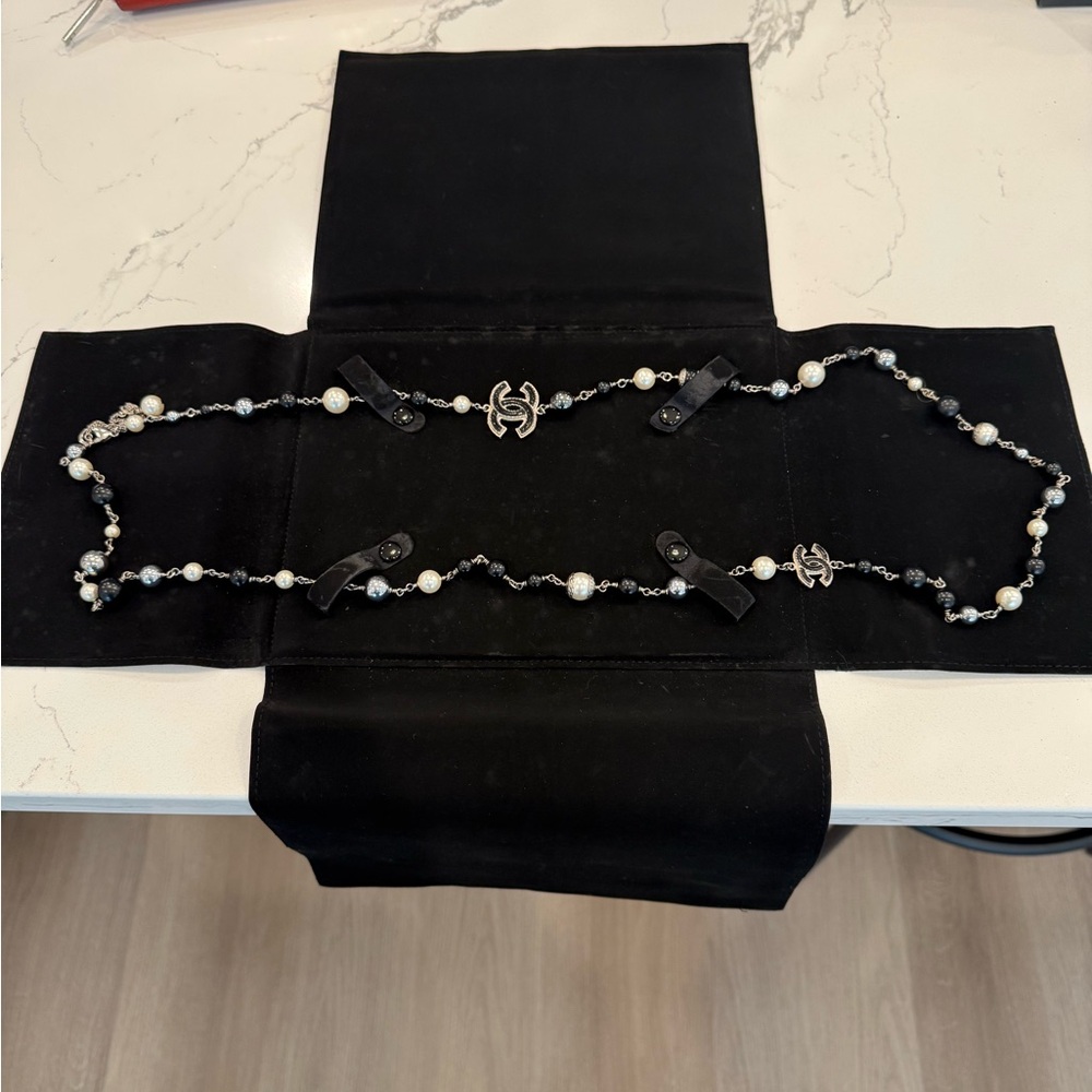 CHANEL Pearl and Silver Earrings - Picture 11 of 17